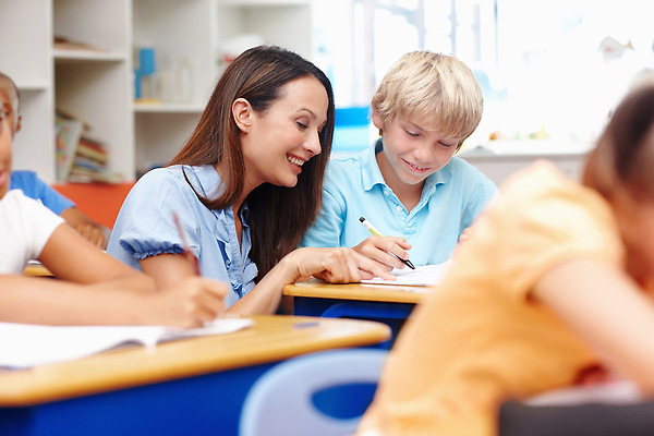 포토 JPG 해외이미지 백인 여자 어린이교육 남자 어린이 의자 교실 수업 앉기 소년 여러명 상반신 성인 앞모습 옆모습 학습 스쿨라이프 교사 책상 해외202310 해외포토 서양인 직업 라이프스타일 교육 뷰포인트 가구 다수 학교 모션 사람 파일형식