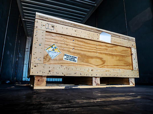 포토 JPG 해외이미지 산업 스티커 교통시설 경고 안전 사람없음 목재 상자 갈색 노란색 라벨 화물 환경오염 보호 위험 나무상자 컨테이너 천 심볼 큐브 사인 질감 패키지 수납 무거움 타입 원자력 그런지 방사능 방사선 수목 주목 해외202310 해외포토 나무 컬러 교통 컨셉 재료 프레임 에너지 운송업 직물 무게 시설 파일형식