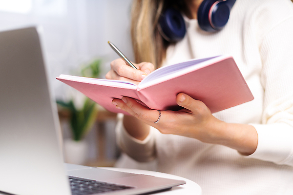 포토 JPG 해외이미지 식물 라이프스타일 응시 교육 꽃 오렌지 비즈니스 통신 거리 바닥 주택 직장 실내 관리 한명 내부 장식 책 가로 노트북 농작물 쇼핑 학습 컴퓨터 사무실 독서 뷰티 헤드폰 공책 타이핑 기록 업무 비즈니스우먼 연결 스마트 부름 온라인 개발 소셜미디어 온라인강의 프리랜서 해외202310 해외포토 직업 1 시선 여자 음향기기 컨셉 농업 과일 회사 모션 문구용품 사람 건물 생활 전자제품 작업 직장인 강의 파일형식 언택트