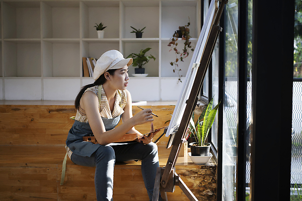 포토 JPG 해외이미지 식물 응시 여자 화분 미술 한명 앉기 동양인 상반신 성인 옆모습 햇빛 계단 앞치마 붓 그리기 창가 이젤 그림 캔버스 성인여자한명만 해외202310 해외포토 1 시선 뷰포인트 창문 모션 문화예술 사람 인종 태양 미술도구 여자한명만 성인여자만 파일형식
