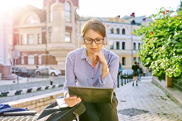 포토 JPG 해외이미지 백인 직업 라이프스타일 여자 안경 40대 중년 이어폰 인터넷 비즈니스 통신 노동자 대화 한명 사람 성인 야외 컴퓨터 태블릿 사무실 알약 디지털 헤드폰 일몰 듣기 긴급 관찰 도시 업무 비즈니스우먼 개울 무선전화기 온라인 동영상 심각 해외202310 해외포토 서양인 1 잡화 음향기기 컨셉 모션 말하기 생활 전자제품 스마트기기 강 약 노을 작업 직장인 전화기 파일형식