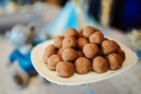 포토 JPG 해외이미지 접시 음식 컬러 백그라운드 크리스마스 휴가 디저트 사탕 요리 사람없음 컬러풀 갈색 쿠키 케이크 주방 검은색 어둠 프랑스 흰색 원형 그룹 달콤 맛 설탕 먹기 크림 복고 코코아 아보카도 마카롱 핸드메이드 맛있는 해외202310 해외포토 도형 식기 기념일 유럽 음료 컨셉 과일 모션 파일형식