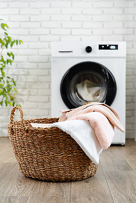 포토 JPG 해외이미지 가사 집안 실내 사람없음 수건 빨래 드럼세탁기 빨래바구니 해외202310 해외포토 내부 위생용품 바구니 세탁기 파일형식