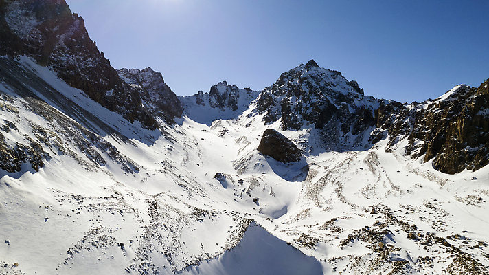 포토 JPG 해외이미지 여행 겨울 자연 하늘 산 안테나 풍경 사람없음 야외 파란색 태양 뷰티 계곡 냉동 얼음 트래킹 하이킹 추위 흰색 정상 빙하 서리 알프스 암초 빙산 항공촬영 드론 절정 조감도 카자흐스탄 산맥 알마티 해외202310 해외포토 자연요소 계절 유럽 아시아 뷰포인트 컬러 통신 레저 생태계 파일형식