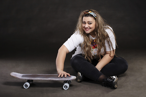 포토 JPG 해외이미지 전신 백인 1 라이프스타일 긴머리 여자 스포츠 포즈 백그라운드 신체 가방 회색배경 실내 한명 미소 안전 사람 앉기 성인 취미 뷰티 장비 흰색 스케이트보드 보호 몸무게 헬멧 시원함 비만 긍정 해외202310 해외포토 서양인 헤어스타일 잡화 컬러 컨셉 모션 표정 내부 생활 회색 보드_스포츠 보호장비 몸매 파일형식