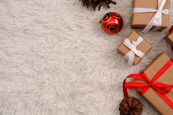 크리스마스 사람없음 선물상자 하이앵글 카펫 흰색 오브젝트 솔방울 오너먼트 카피스페이스 해외202310 해외포토 포토 기념일 뷰포인트 컬러 크리스마스장식 선물 상자 공백
