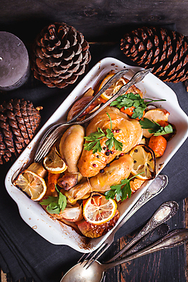 포토 JPG 해외이미지 그릇 포크 크리스마스 초 수저 사람없음 하이앵글 식사 닭고기 구이 솔방울 해외202310 해외포토 식기 기념일 음식 뷰포인트 육류 파일형식