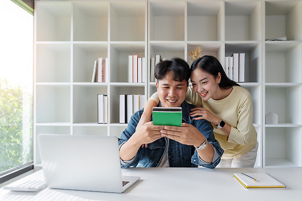 포토 JPG 해외이미지 라이프스타일 커플 돈 가족 남편 설계 주택 실내 말하기 대화 사람 동양인 두명 책 금융 일본 아내 절약 계산 재산 계획 토론 투자 보험 유지 대출 계좌 수입 연금 인출 트러블 생존 비용 해외202310 해외포토 아시아 컨셉 비즈니스 관계 모션 인종 내부 건물 생활 경제 파일형식