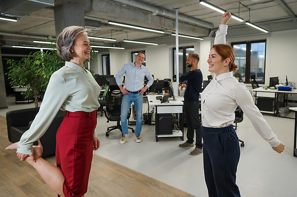 포토 JPG 해외이미지 백인 직업 여자 남자 스포츠 회사 비즈니스 사업가 통신 아침 휴식 노동자 직장 함께함 실내 건강 사람 여러명 사무실 운동 비즈니스맨 비즈니스우먼 4 그룹 종업원 연습 책상 경영자 리더 오르기 체조 단절 정중 해외202310 해외포토 주간 서양인 가구 다수 컨셉 모션 내부 숫자 직장인 파일형식