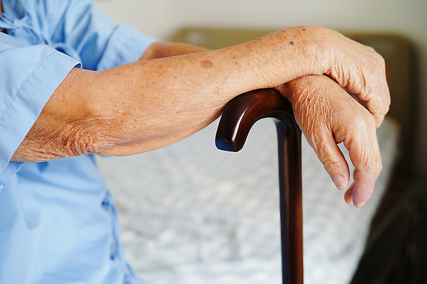 포토 JPG 해외이미지 손 여자 할아버지 노년 할머니 지팡이 주택 건강 병원 서기 성인 사람없음 치료 산책 놀이방 고통 환자 간호사 의사 잡기 막대기 주름 은퇴 직원 휠체어 돌봄 옛날 지원 치매 헬프 노화 스타일 해외202310 해외포토 남자 감정 컨셉 의학 모션 휴식 사람 건물 신체부위 의료진 도움 질병 파일형식