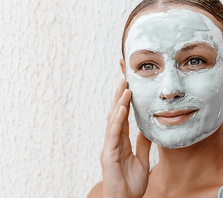 포토 JPG 해외이미지 손 웰빙 응시 여자 얼굴 신체 휴식 건강 가면 한명 성인 치료 뷰티 약 상점 스파 화장품 흰색 신선 고급 미용사 피부 크림 피부관리 점토 닦기 테라피 고립 돌봄 수분크림 신청 해외202310 해외포토 직업 1 시선 컬러 컨셉 의학 모션 사람 신체부위 파일형식