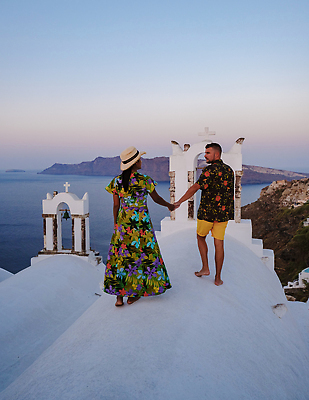 포토 JPG 해외이미지 커플 행복 유럽 바다 섬 여행 건축양식 관계 휴가 거리 주택 사랑 두명 여름 파란색 교회 여행객 마을 일몰 낭만 자유 신혼여행 흰색 고급 지중해 그리스 화산 돔 타운 산토리니 그리스인 해외202310 해외포토 서양인 건축물 계절 건축 감정 나라 컬러 결혼 컨셉 산 사람 건물 노을 도시 파일형식