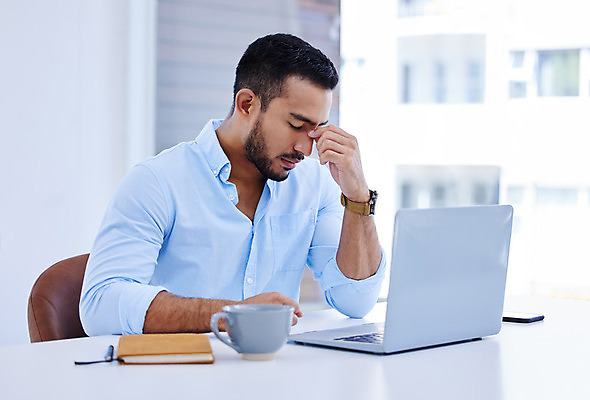 포토 JPG 해외이미지 남자 시계 의자 창문 스트레스 피곤 한명 앉기 상반신 성인 옆모습 노트북 스마트폰 사무실 눈감음 공책 기댐 졸음 커피잔 책상 성인남자한명만 해외202310 해외포토 1 감정 커피 뷰포인트 가구 컨셉 비즈니스 모션 문구용품 잔 사람 전자제품 핸드폰 스마트기기 남자한명만 성인남자만 파일형식