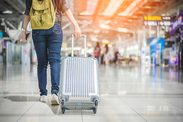 포토 JPG 해외이미지 백인 라이프스타일 여자 행복 길 여행 백그라운드 이동 가방 비즈니스 휴가 비행기 실내 사람 동양인 성인 두명 쇼핑 뷰티 여행객 걷기 여행가방 짐 휴게실 공항 군중 도착 항공 출발 대패 떠남 수하물 터미널 통근 해외202310 해외포토 서양인 잡화 감정 컨셉 항공교통 교통시설 모션 대중교통 인종 내부 생활 출근 파일형식