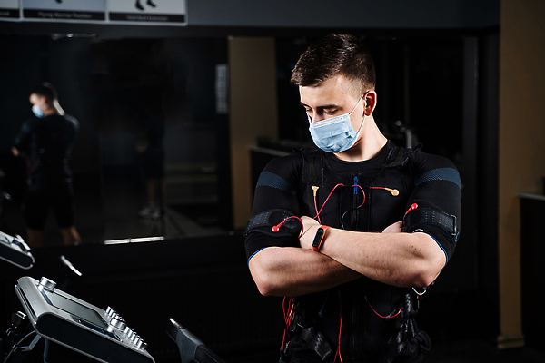 포토 JPG 해외이미지 행복 신체 근육 가면 한명 사람 건물 세로 운동 약 공구 보호 몸무게 만족 흥분 체육관 근육질 전자 업그레이드 표현성 코로나바이러스 해외202310 해외포토 1 건축물 감정 컨셉 의학 건강 도구 바이러스 몸매 파일형식