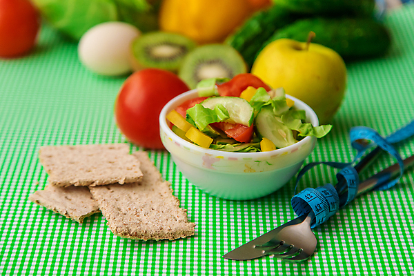 포토 JPG 해외이미지 그릇 포크 다이어트 토마토 오이 파프리카 줄자 키위 사람없음 아웃포커스 건강관리 계란 샐러드 나이프 양상추 계획 체크무늬 초록배경 호밀크래커 해외202310 해외포토 식기 음식 백그라운드 컨셉 무늬 채소 과일 촬영기법 자 건강 관리 초록색 크래커 알 칼 파일형식