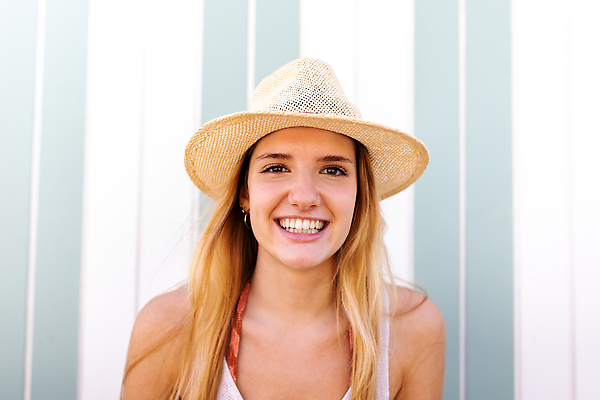 포토 JPG 해외이미지 백인 라이프스타일 긴머리 응시 여자 행복 여유 얼굴 휴가 한명 웃음 사람 20대 야외 앞모습 금발 태양 머리 기쁨 덮개 자신감 보호 스타일 해외202310 해외포토 자연요소 서양인 1 헤어스타일 시선 감정 뷰포인트 컨셉 표정 청년 생활 신체부위 뚜껑 파일형식