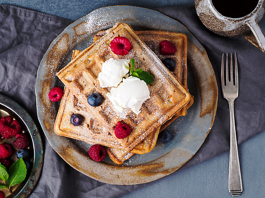 포토 JPG 해외이미지 접시 포크 사람없음 하이앵글 빈티지 커피잔 벨기에 베리 와플 크림치즈 해외202310 해외포토 식기 커피 뷰포인트 컨셉 과일 디저트 잔 치즈 서유럽 파일형식