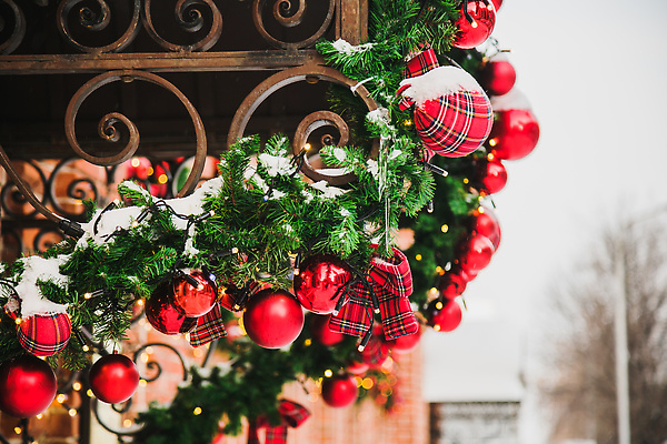 포토 JPG 해외이미지 크리스마스장식 크리스마스 겨울 사람없음 야외 건물 문 오너먼트 크리스마스리스 눈덮임 해외202310 해외포토 건축물 계절 기념일 컨셉 화환 파일형식