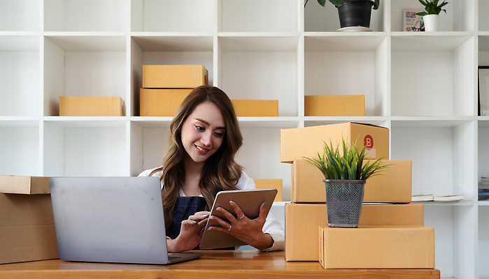 포토 JPG 해외이미지 라이프스타일 여자 행복 인터넷 회사 비즈니스 사업가 성공 주택 한명 사람 동양인 성인 노트북 쇼핑 컴퓨터 상자 사무실 상점 일본 업무 비즈니스우먼 상품 작음 상인 사이버 패키지 질서 온라인 주소 주인 물류 짐싸기 판지 마케팅 매각 목록 프리랜서 중소기업 해외202310 해외포토 직업 1 감정 아시아 컨셉 인종 건물 생활 전자제품 예절 작업 직장인 크기 파일형식