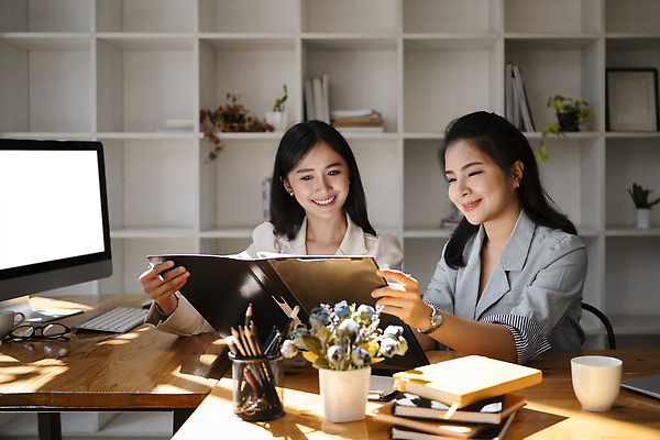 포토 JPG 해외이미지 응시 여자 안경 화초 책장 들기 앉기 상반신 성인 두명 옆모습 컵 사무실 모니터 공책 키보드 비즈니스우먼 스마트 책상 연필꽂이 서류판 성인여자만 해외202310 해외포토 식물 식기 시선 잡화 뷰포인트 가구 컨셉 비즈니스 모션 문구용품 사람 컴퓨터 사무용품 직장인 여자만 성인만 파일형식
