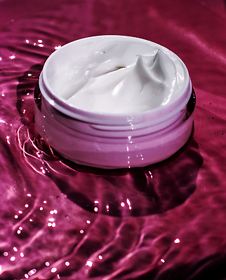 포토 JPG 해외이미지 물결 근접촬영 사람없음 물 고급 자주색 피부관리 스킨케어 기초화장품 수분크림 해외202310 해외포토 자연요소 뷰포인트 컬러 컨셉 뷰티 화장품 파일형식