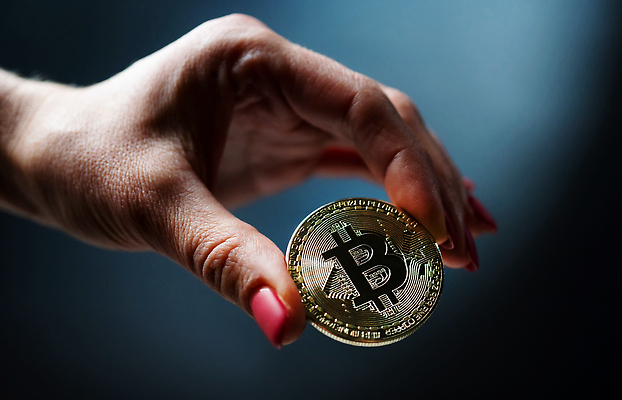 포토 JPG 해외이미지 손 백그라운드 컨셉 돈 인터넷 비즈니스 미래 사람없음 금융 경제 금속 디지털 동전 잡기 시장 황금 암호 발굴 사이버 심볼 사인 무역 투자 상업 전자 가치 고립 가상 해외202310 해외포토 산업 모션 재질 신체부위 재산 파일형식