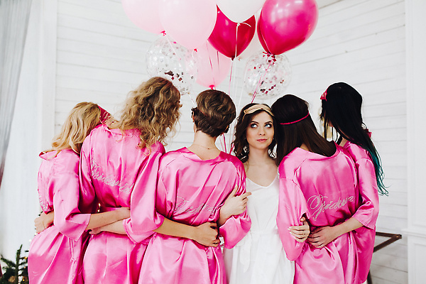 포토 JPG 해외이미지 여자 신부 분홍색 포즈 함께함 웃음 여러명 상반신 성인 뒷모습 친구 뷰티 팔짱 우정 축하 가운 실크 풍선 들러리 성인여자만 브라이덜샤워 해외202310 해외포토 옷 뷰포인트 컬러 다수 결혼 컨셉 관계 모션 표정 사람 파티 직물 하객 여자만 성인만 파일형식