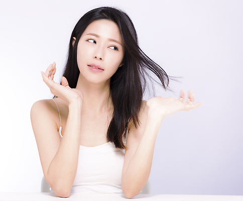 포토 JPG 해외이미지 손 응시 여자 행복 얼굴 백그라운드 건강 한명 미소 사람 동양인 뷰티 유행 검은색 중국 화장품 흰색 신선 화려 당기기 우아함 피부 스킨케어 고립 돌봄 스타일 해외202310 해외포토 1 시선 감정 아시아 컬러 컨셉 모션 표정 인종 신체부위 파일형식