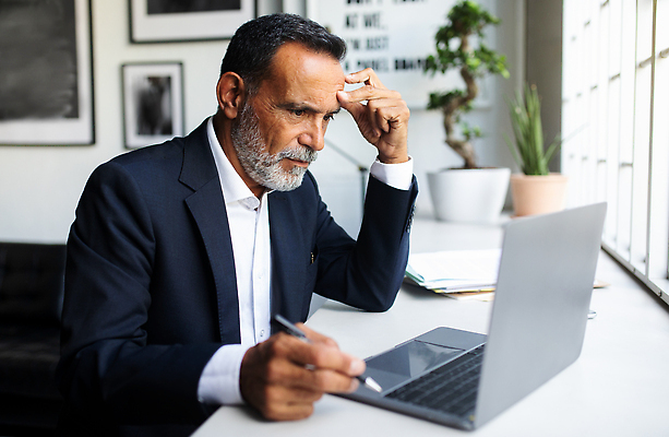 포토 JPG 해외이미지 노년 남자 화분 한명 앉기 정장 상반신 옆모습 노트북 실버라이프 사무실 펜 업무 비즈니스맨 책상 실버취업 미간 손짚기 노인남자한명만 해외202310 해외포토 1 라이프스타일 옷 뷰포인트 가구 비즈니스 모션 사람 손짓 성인 전자제품 필기구 구직 작업 직장인 남자한명만 노인남자만 파일형식