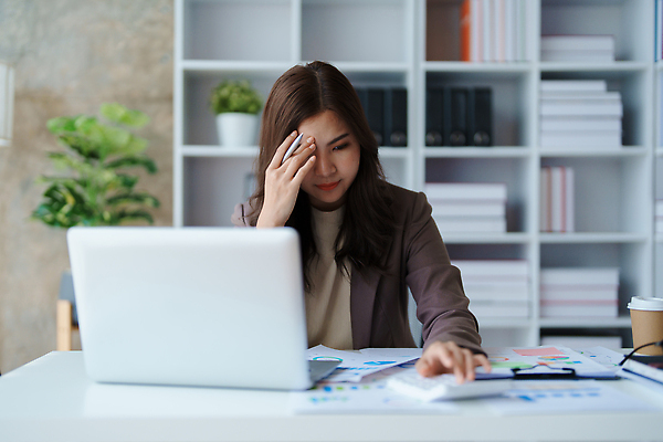 포토 JPG 해외이미지 직업 라이프스타일 여자 안경 얼굴 백그라운드 컨셉 인터넷 비즈니스 사업가 아침 모바일 주택 대화 한명 앉기 동양인 성인 금융 노트북 스마트폰 컴퓨터 사무실 뷰티 공책 계산기 업무 작업 비즈니스우먼 연결 사이버 무선전화기 스마트 책상 고민 경영자 온라인 세금 심각 해외202310 해외포토 주간 1 잡화 감정 가구 모션 문구용품 말하기 사람 인종 건물 생활 신체부위 경제 전자제품 핸드폰 스마트기기 장비 직장인 전화기 리더 파일형식