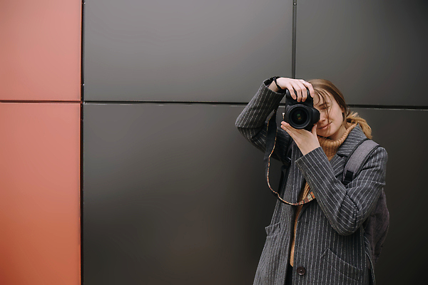 포토 JPG 해외이미지 백인 라이프스타일 여자 행복 여행 백그라운드 거리 한명 사람 야외 여름 뷰티 여행객 카메라 사진촬영 도시 사진사 해외202310 해외포토 서양인 1 계절 감정 생활 전자제품 촬영 작가 파일형식