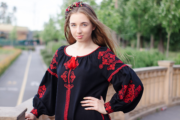 포토 JPG 해외이미지 백인 전통 긴머리 드레스 옷 공원 여자 유럽 문화 얼굴 백그라운드 갈색머리 한명 여러명 야외 빨간색 유행 검은색 미녀 자수 애국심 민화 우크라이나 전국 스타일 해외202310 해외포토 서양인 1 헤어스타일 공공시설 나라 컬러 다수 사람 신체부위 미인 그림 파일형식