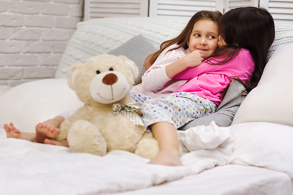 포토 JPG 해외이미지 전신 여자 어린이 베개 안기 두명 친구 곰인형 침실 이불 침대 파자마파티 벽장 소녀만 해외202310 해외포토 인형 가구 관계 침구 모션 사람 파티 장롱 여자만 어린이만 파일형식