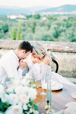 포토 JPG 해외이미지 나무 백인 커플 드레스 꽃 꽃다발 신랑 결혼 셔츠 2 탁자 결혼식 키스 관리 앉기 두명 초록색 울타리 흰색 닫기 해외202310 해외포토 서양인 식물 옷 컬러 가구 상의 관계 모션 사람 이벤트 담장 애정표현 파일형식