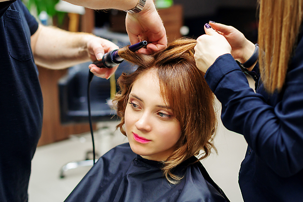 포토 JPG 해외이미지 헤어스타일 여자 성인 옆모습 세명 뷰티 우아함 미용사 성인여자만 성인만 해외202310 해외포토 직업 뷰포인트 컨셉 사람 여자만 파일형식