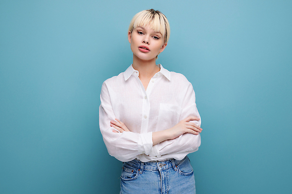 포토 JPG 해외이미지 백인 직업 응시 여자 행복 벽 백그라운드 셔츠 와이셔츠 비즈니스 성공 짧은머리 한명 서기 미소 사람 성인 금발 사무실 뷰티 흰색 비즈니스우먼 자신감 경영자 경영 고립 스타일 카피스페이스 해외202310 해외포토 서양인 1 헤어스타일 시선 감정 컬러 컨셉 상의 모션 표정 공백 직장인 리더 파일형식