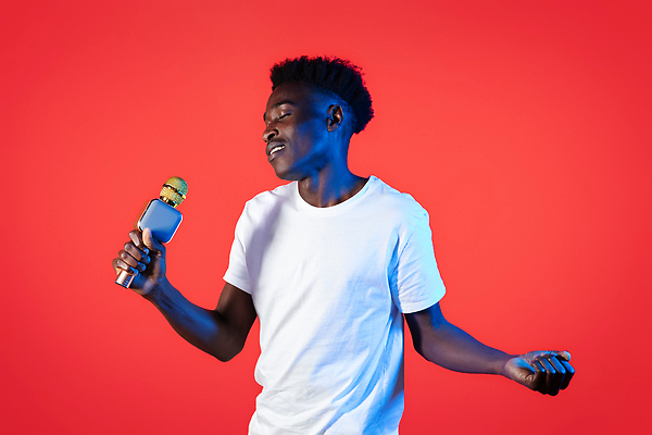 포토 JPG 해외이미지 라이프스타일 남자 행복 얼굴 음악 흑인 백그라운드 노래 실내 한명 미소 사람 성인 파티 검은색 소리 공백 콘서트 공연 연주자 음악가 가수 무대 표현 마이크 네온 오디오 연예인 목소리 노래방 고립 뮤지컬 스타일 힙스터 밀레니얼 해외202310 해외포토 서양인 직업 1 패션 감정 컬러 음향기기 문화예술 표정 이벤트 내부 생활 신체부위 경제 전자제품 파일형식