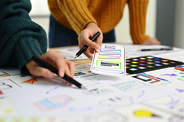 포토 JPG 해외이미지 손 디자인 비즈니스 설계 들기 신체부위 펜 계획 디자이너 UI 해외202310 해외포토 직업 컨셉 모션 사람 필기구 파일형식