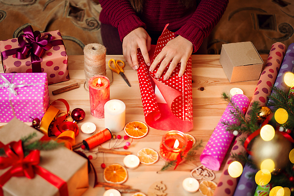 포토 JPG 해외이미지 1 계절 리본 종이 컬러 크리스마스 겨울 휴가 새해 주택 따뜻함 관리 선물 성인 사람없음 목재 장식 빨간색 빛 상자 뷰티 축제 어둠 놀람 방 덮개 분위기 실 닫기 12월 스웨터 책상 활 주기 포장소품 혼자 해외202310 해외포토 나무 기념일 감정 가구 컨셉 상의 재료 포장 모션 표정 사람 건물 뚜껑 날짜 오브젝트 포장재료 파일형식
