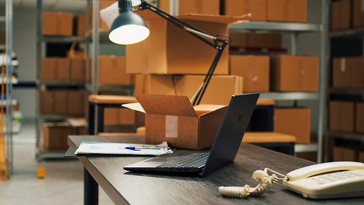 포토 JPG 해외이미지 탁자 노동자 실내 사람없음 노트북 상자 작업 전화기 물류창고 해외202310 해외포토 직업 가구 내부 전자제품 창고 파일형식