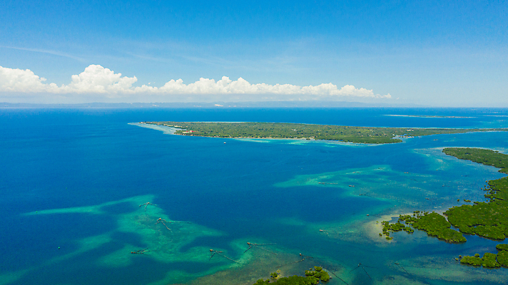 포토 JPG 해외이미지 아시아 바다 섬 여행 자연 하늘 휴가 휴식 안테나 풍경 해변 사람없음 야외 물 여름 파란색 야자수 햇빛 맑음 전원 만 항공촬영 조감도 터키석 해외202310 해외포토 자연요소 나무 계절 나라 뷰포인트 컬러 컨셉 통신 날씨 태양 전기에너지 보석 생태계 파일형식