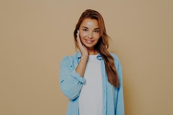 포토 JPG 해외이미지 백인 모델 응시 여자 행복 유럽 얼굴 포즈 백그라운드 셔츠 티셔츠 갈색머리 실내 건강 한명 서기 사람 파란색 뷰티 카메라 우주 터치 흰색 신선 피부 긍정 부드러움 내추럴 고립 돌봄 해외202310 해외포토 서양인 1 헤어스타일 시선 감정 나라 컬러 컨셉 상의 모션 내부 신체부위 전자제품 감각 파일형식