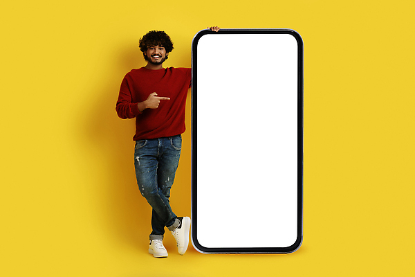 포토 JPG 해외이미지 전신 남자 백그라운드 한명 서기 성인 스마트폰 노란색 스크린 가리킴 잡기 목업 성인남자한명만 카피스페이스 해외포토 1 컬러 모션 사람 손짓 핸드폰 스마트기기 공백 남자한명만 성인남자만 파일형식