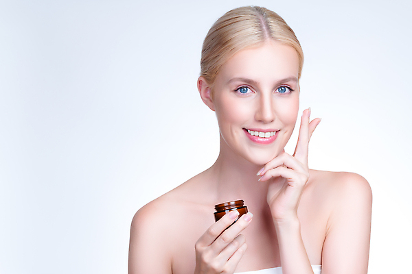 포토 JPG 해외이미지 응시 여자 한명 들기 상반신 성인 앞모습 뷰티 브이 공병 수분크림 성인여자한명만 해외202310 해외포토 1 시선 뷰포인트 모션 사람 손짓 화장품 병_담는 여자한명만 성인여자만 파일형식