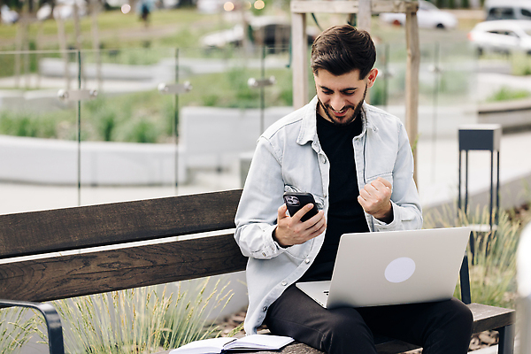 포토 JPG 해외이미지 직업 라이프스타일 응시 남자 행복 인터넷 비즈니스 사업가 통신 성공 모바일 노동자 아파트 직장 한명 사람 야외 스마트폰 사무실 독서 스크린 우승 메시지 종업원 흥분 멀리 골 승자 필승 슬로모션 해외202310 해외포토 1 시선 감정 컨셉 회사 주택 촬영기법 생활 핸드폰 스마트기기 최고 파일형식