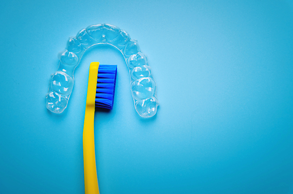 포토 JPG 해외이미지 사람없음 공백 투명 칫솔 파란배경 교정기 치아교정 해외202310 해외포토 백그라운드 파란색 위생용품 교정 파일형식