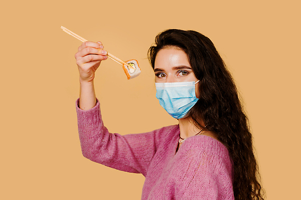 포토 JPG 해외이미지 스튜디오촬영 백인 1 접시 여자 행복 음식 백그라운드 장난 젓가락 갈색머리 관리 가면 한명 웃음 성인 뷰티 갈색 노란색 초밥 기쁨 잡기 두루마리 먹기 긍정 슛 고립 코로나바이러스 해외202310 해외포토 서양인 헤어스타일 식기 감정 컬러 컨셉 모션 수저 실내 표정 사람 바이러스 일본음식 파일형식