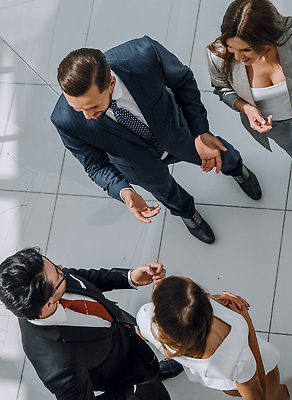 포토 JPG 해외이미지 직업 남자 회사 비즈니스 사업가 유리 성공 노동자 바닥 함께함 관리 대화 그림자 서기 사람 여러명 성인 빛 사무실 반사 흰색 업무 비즈니스맨 원형 그룹 정상 종업원 동료 직원 경영자 리더 보여주기 청사진 경영 고용 카피스페이스 해외202310 해외포토 도형 컬러 다수 컨셉 관계 모션 재질 말하기 공백 구직 작업 직장인 채용 파일형식