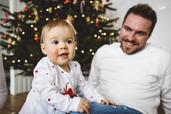 포토 JPG 해외이미지 나무 백인 전통 커플 딸 행복 별 어린이 크리스마스 통신 가족 엄마 남편 휴가 전등 새해 아파트 주택 실내 3 선물 사람 앉기 내부 장식 세명 뷰티 축제 기쁨 축하 잡기 아내 분위기 아빠 정상 어깨 주기 넣기 크리스마스이브 해외202310 해외포토 자연요소 서양인 식물 기념일 감정 컨셉 관계 모션 조명 건물 신체부위 파일형식